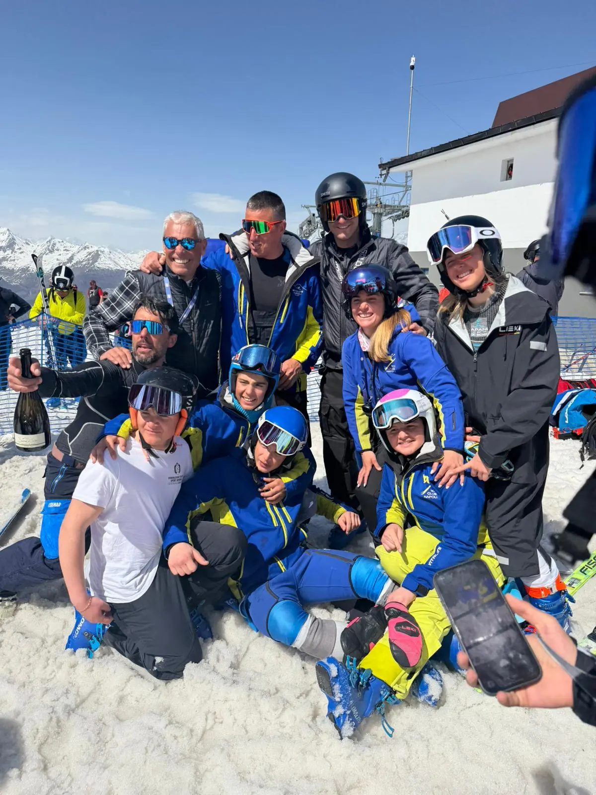 Atleti, tecnici e famiglie del Volare Team sulla neve